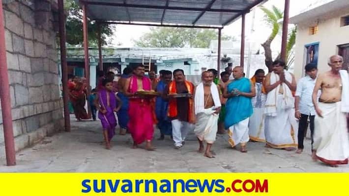 People Did Not Maintain Social Distance During Dasara in Koppal District grg People Did Not Maintain Social Distance During Dasara in Koppal District grg
