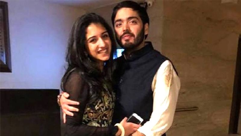 अपने होने वाले पति अनंत अंबानी के साथ राधिका मर्चेंट की तस्वीर। यह तस्वीर मीडिया में वायरल हो चुकी है। 