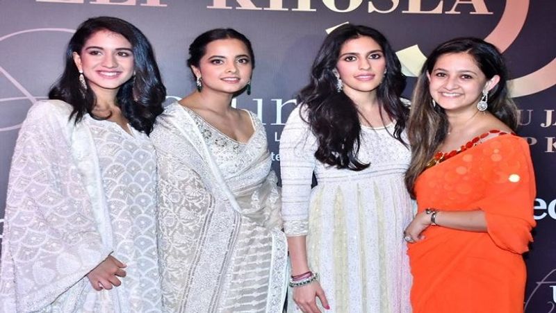 एक फैशन इवेंट में राधिका मर्चेंट श्लोका मेहता के साथ नजर आ रही हैं। 