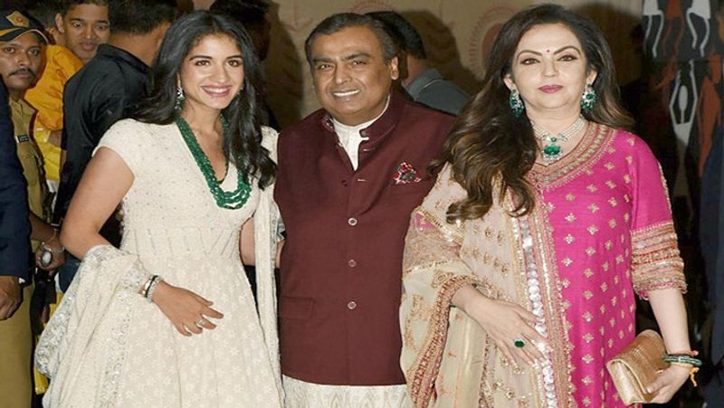 एक इवेंट में राधिका मर्चेंट मुकेश अंबानी और नीता अंबानी के साथ। यह बेहद ही खूबसूरत तस्वीर है। 