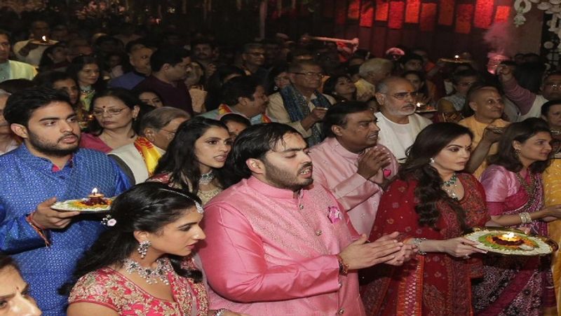 गणेश चतुर्थी के मौके पर अंबानी फैमिली के साथ पूजा में शामिल राधिका मर्चेंट। वे अनंत अंबानी के ठीक बगल में नजर आ रही हैं।
