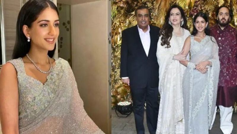 इस तस्वीर में राधिका मर्चेंट मुकेश अंबानी, नीता अंबानी और अनंत अंबानी के साथ नजर आ रही हैं। 
