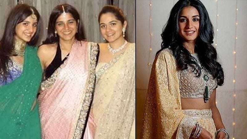 राधिका मर्चेंट की यह तस्वीर उनकी बड़ी बहन की शादी के मौके की है। उनकी बड़ी बहन का नाम अंजलि मर्चेंट है। वे भी फैमिली बिजनेस में जिम्मेदारी निभाती हैं।