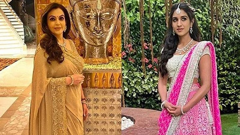नीता अंबानी के साथ राधिका मर्चेंट की यह एक क्लासिक तस्वीर है। इस तस्वीर में नीता अंबानी भी बेहद गॉर्जियस नजर आ रही हैं। 