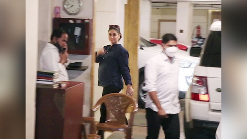 kareena Kapoor spotted flaunting baby bump photos viral