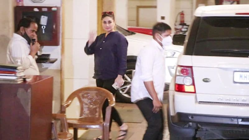 kareena Kapoor spotted flaunting baby bump photos viral