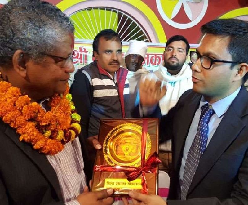 चचेरे भाई से किए थे मुलाकात, तीन बेटों के साथ आने का किए थे वादा
गांव के लोग बताते हैं कि रामकलावन ने राष्ट्राध्यक्ष बनने के बाद आने का वादा किया था। अब उनके राष्ट्रपति के रूप में आने का इंतजार है। उन्होंने यह भी कहा था कि वे अपने तीनों बेटों को भी लेकर आएंगे, ताकि वे अपने पुरखों का गांव देख सकें, यहां की मिट्टी को चूम सकें। वे उस समय अपने पुरखों के परिवार रघुनाथ महतो से मिले थे, जो रामकलावन के चाचा के पुत्र हैं, रिश्ते में भाई लगते हैं।