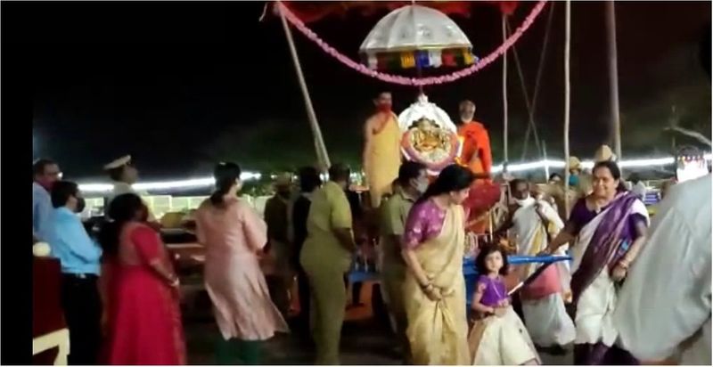 Mysuru DC Rohini sindhuri Family Participated in Pallakki utsav snr