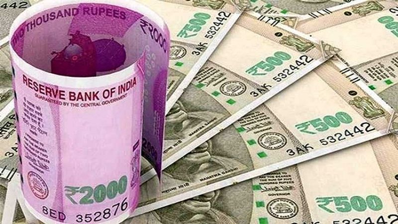 मिलेगा कैशबैक
सरकार की इस योजना के तहत लोन लेने वालों को कम्पाउंडिंग इंटरेस्ट के बदले मार्च और अगस्त के बीच 6 महीने की अवधि के लिए अपनी लोन राशि पर साधारण ब्याज का ही भुगतान करना होगा। अगर लोन लेने वालों ने समय पर अपनी ईएमआई (EMI) चुकाई है, तो उन्हें बैंक की ओर से कम्पाउंड इंटरेस्ट रेट और सिंपल इंटरेस्ट रेट के अंतर के बराबर की राशि का कैशबैक मिलेगा।
(फाइल फोटो)
