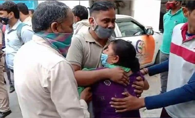 हर क्लास में टॉप करती थी निकिता
निकिता के परिजनों ने बताया कि उनकी बेटी बचपन से ही पढ़ने में होशियार थी। उसने 12वीं की परीक्षा में 95% अंक हासिल करते हुए स्कूल को टॉप किया था। इतना ही नहीं निकिता बी-कॉम के पिछले दो सेमेस्टर में भी टॉपर रही है। पिता ने बताया कि वह हमेशा 6 से 8 घंटे पढ़ाई करती थी। उसने अपनी जिंदगी को लेकर बड़े-बड़े सपने देखे थे। जो जल्द ही पूरे होने वाले थे, लेकिन उससे पहले ही मेरी बेटी को उसने मार डाला। (
बेटी की मौत के बाद बिलखते हुई निकिता की मां)
