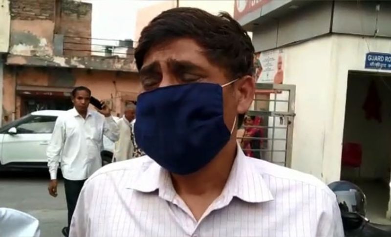 पिता ने कहा-मेरी होनहार बेटी को मार डाला
लड़की के पिता मूलचंद तोमर ने रोते हुए अपना दर्द बयां किया। उन्होंने कहा कि तौशीफ उनकी बेटी से जबरन शादी करना चाहता था, इसके लिए वह आए दिन उससे दोस्ती के लिए दबाव बना रहा था। साथ ही धर्म बदलने के लिए भी दबाव बना रहा था। वह पहले भी निकिता को अगवा कर चुका है। आए दिन रास्ते में उसके साथ छेड़छाड़ करता था। बेटी चुपचाप सब सहती रहती थी, किसी को कुछ नहीं बताती थी। हमने पुलिस के पास शिकायत भी की थी। लेकिन आरोपी के रसूख के चलते उस पर कोई कार्रवाई नहीं की। आज उसने मेरी होनहार बेटी को मार डाला। 