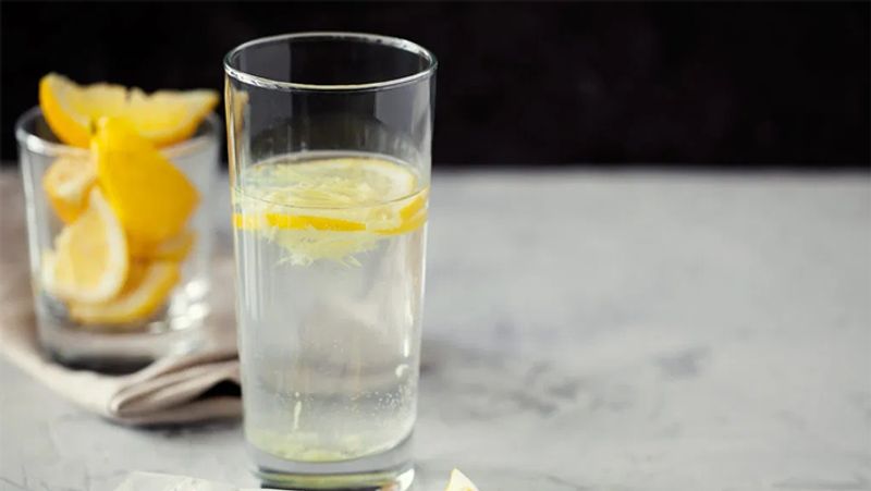 अपनी सुबह की शुरुआत हमेशा 2 ग्लास पानी से करें। आप गुनगुना सादा पानी या नींबू का रस मिलाकर इसका सेवन कर सकते हैं। पानी शरीर से टॉक्सिन्स को बाहर निकालता है और पाचन तंत्र को भी साफ करता है।