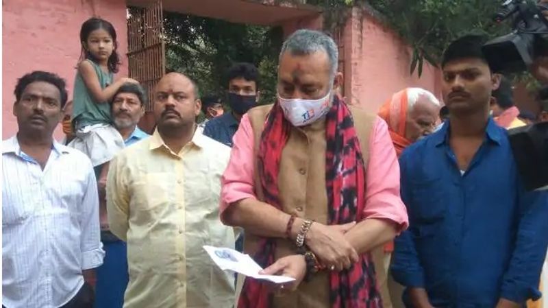 ईवीएम खराब होने के कारण लखमीसराय में इंतजार करते केंद्रीय मंत्री गिरिराज सिंह। करीब आधे घंटे कर पाए मतदान।