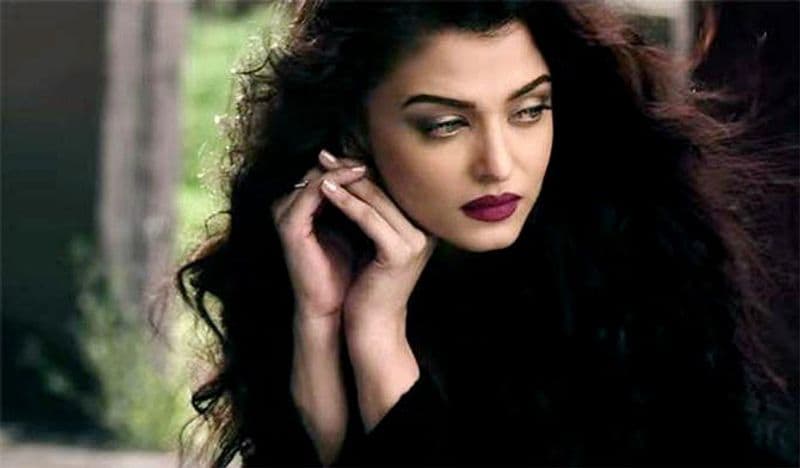 <p style="text-align: justify;">বর্তমানে ঐশ্বর্যকে দেখতে এমনই হয়েছে যে, তাঁর পুরোনো ছবি দেখলে তাঁকে চেনা দায়। লুক যেমনই হোক বর্তমানে তাঁর গ্ল্যামারই যেন ইউএসপি। </p>