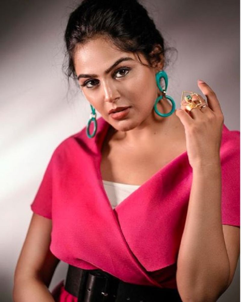 Bigg Boss Beauty Monal Gajjar Hot Photos Go Viral Over The Internet SRH