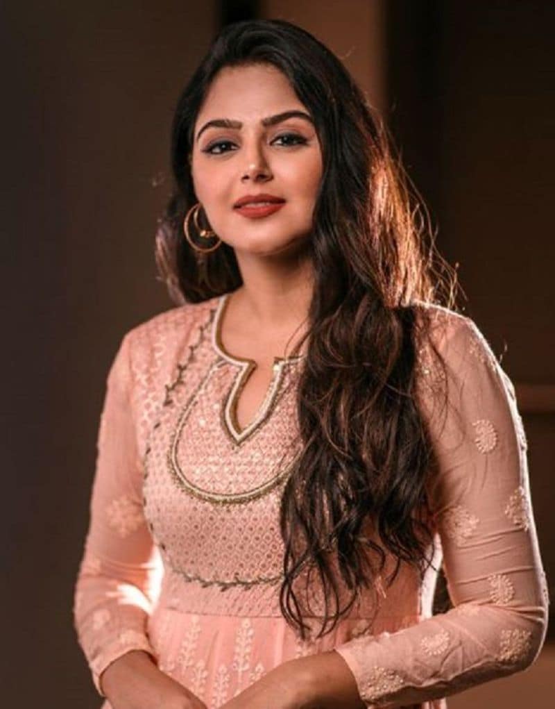 Bigg Boss Beauty Monal Gajjar Hot Photos Go Viral Over The Internet SRH