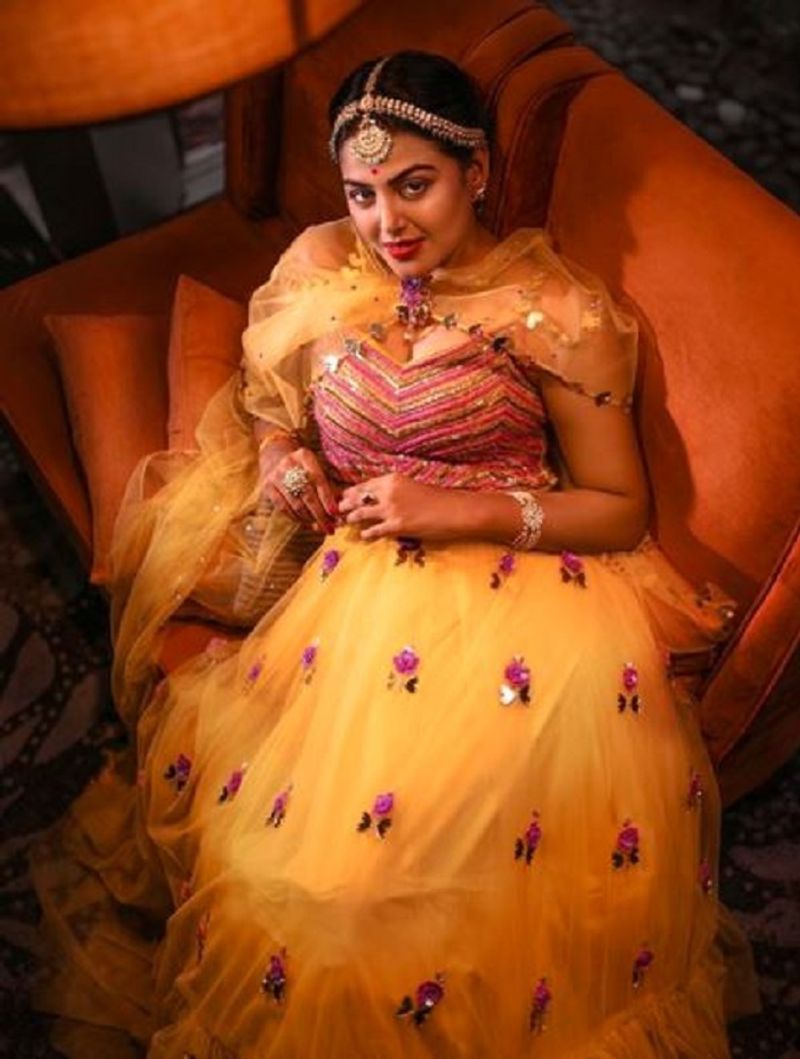 Bigg Boss Beauty Monal Gajjar Hot Photos Go Viral Over The Internet SRH