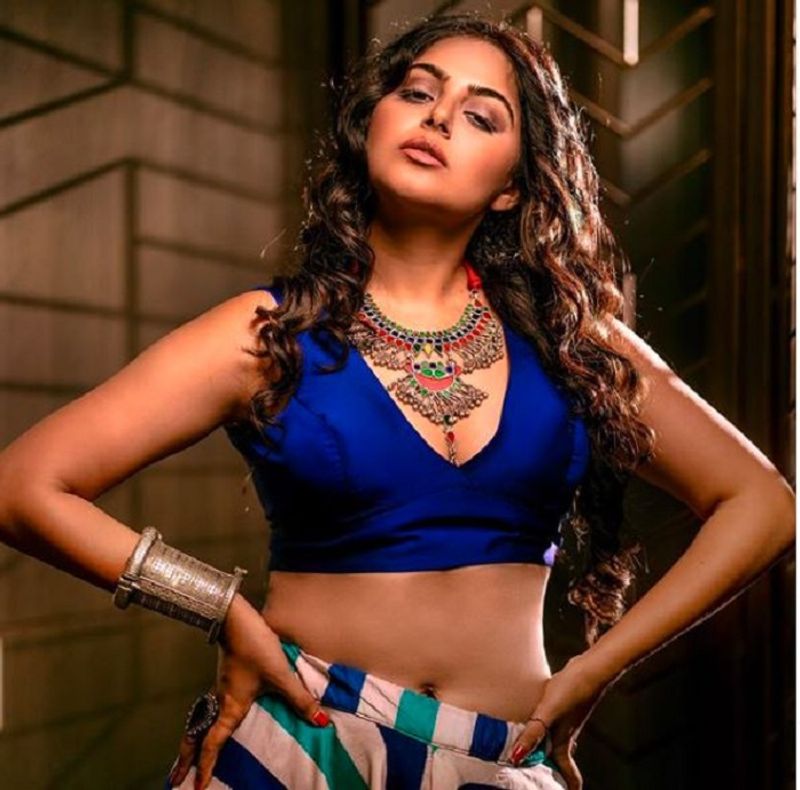 Bigg Boss Beauty Monal Gajjar Hot Photos Go Viral Over The Internet SRH