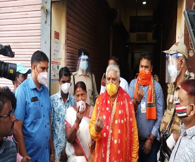 गया में अपने पत्नी के साथ मतदान करने के बाद बाहर आए मंत्री प्रेम कुमार। इनके मास्क पर बीजेपी के चुनाव चिन्ह् का स्टीकर होने के कारण निर्वाचन आयोग ने केस दर्ज करने का आदेश जिला निर्वाचन अधिकारी को दिया है। 
