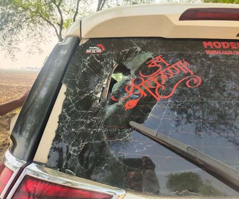 भोजपुर जिले के बड़हरा विधानसभा क्षेत्र के छीनेगांव मतदान केंद्र पर गए राजद के निवर्तमान विधायक और महागठबंधन उम्मीदवार सरोज यादव को ग्रामीणों के आक्रोश का सामना करना पड़ा। आक्रोशित ग्रामीणों ने हंगामा कर विधायक को खदेड़ दिया। इस दौरान पथराव किए जाने की भी सूचना हैं। पथराव में विधायक की गाड़ी का शीशा पीछे से क्षतिग्रस्त हो गया है।

