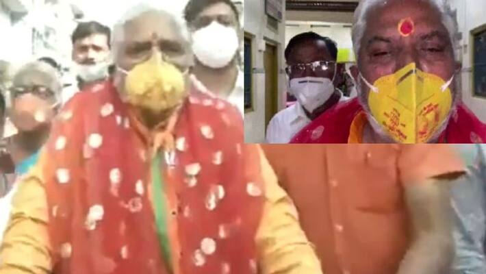 bihar poll 2020 minister prem kumar ride cycle on way to booth to Cast vote bsm bihar poll 2020 minister prem kumar ride cycle on way to booth to Cast vote bsm