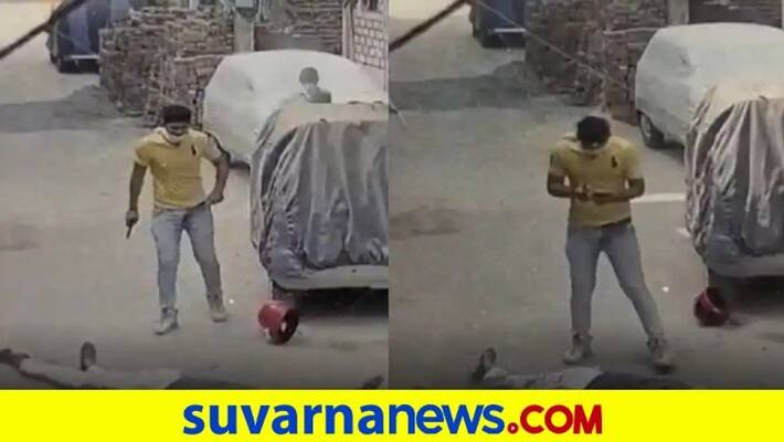 Man shot dead in Delhi killer takes photograph of the deceased Man shot dead in Delhi killer takes photograph of the deceased