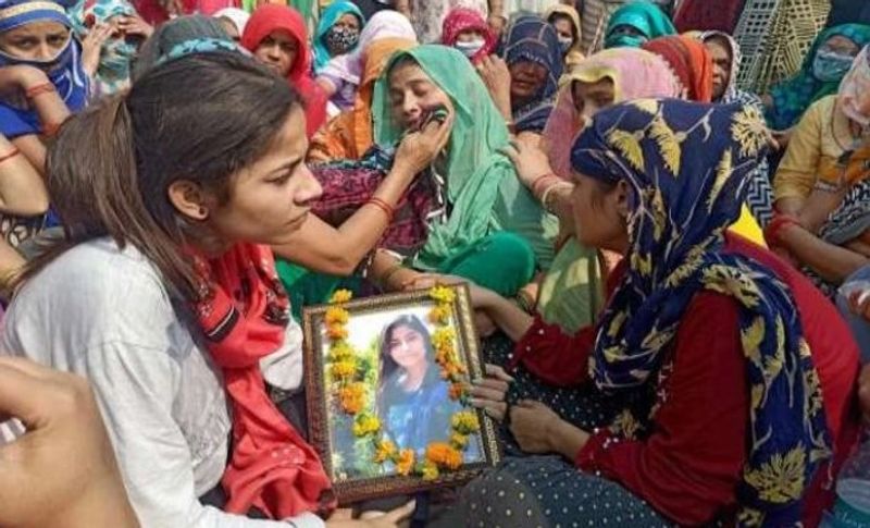 सहेली ने बताया कि तौसीफ कार से आया और निकिता को जबरन कार में बैठने के लिए कहने लगा। जब उसने मना किया तो वह उसके साथ मारपीट करते हुए उसे खींचने लगा। इतने में तौसीफ ने एक गन निकाल ली और उसे लहराने लगा। हम डर गए थे, निकिता मेरे पीछे छिपने लगी। इसी दौरान तौसीफ ने उसकी गर्दन में गोली मार दी और गाड़ी में बैठकर दोस्त के साथ फरार हो गया।