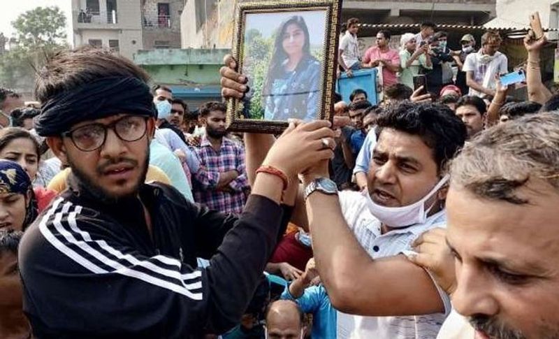 8 प्वाइंट मेंः निकिता मर्डर केस की पूरी कहानी...
- 26 अक्टूबर को फरीदाबाद के बल्लभगढ़ के अग्रवाल कॉलेज में पेपर देकर लौट रही 21 साल की छात्रा निकिता की गोली मारकर हत्या कर दी गई। नूंह से कांग्रेस विधायक आफताब आलम के चचेरे भाई तौसीफ ने अपने दोस्त रेहान के साथ मिलकर सोमवार शाम 4 बजे घटना को अंजाम दिया।
- निकिता बी कॉम थर्ड ईयर की स्टूडेंट थी। पेपर देकर लौट रही निकिता को बीच रास्ते तौसीफ ने गाड़ी में खींचने की कोशिश की। इनकार करने पर तौसीफ ने उसे गोली मार दी। घटना के 5 घंटे बाद पुलिस ने तौसीफ और रेहान को गिरफ्तार कर लिया। दोनों दो दिन की पुलिस रिमांड पर हैं। बता दें, मुख्य आरोपी फिजियोथैरेपी का कोर्स कर रहा है।
- फरीदाबाद पुलिस की 10 टीम ने 5 घंटे में दोनों आरोपियों को गिरफ्तार कर लिया। आरोपी ने मोबाइल नंबर बंद नहीं किया था। वह लगातार कुछ लोगों के संपर्क में थे। इसलिइए पुलिस के राडार से वो बच नहीं पाया।
- बता दें, तौसीफ 12वीं तक निकिता के साथ ही पढ़ा था। वो निकिता पर दोस्ती और धर्म बदलने के लिए दबाव बनाता था। कहता था, मुस्लिम बन जाओ, हम शादी कर लेंगे। 2018 में वो एक बार निकिता को किडनैप कर चुका है।
- 3 अगस्त 2018 को तौसीफ ने 3-4 सहेलियों के साथ निकिता को जबरदस्ती कार में बैठाया था। कुछ दूरी पर सहेलियों को उतारकर निकिता को किडनैप कर ले गया था। सहेलियों और परिजनो ने पुलिस को निकिता के अपहरण की जानकारी दी थी। जिसके बाद पुलिस ने 2 घंटे में उसे बरामद कर लिया था।
- पुलिस कमिश्नर ओपी सिंह ने बताया, घटना की जांच के लिए एसीपी क्राइम अनिल कुमार की अगुवाई में एसआईटी गठित कर दी गई है।
- बता दें, तौसीफ का परिवार पॉलिटिकली स्ट्रॉन्ग है। दादा कबीर अहमद पूर्व विधायक जबकि चचेरे भाई आफताब आलम मेवात जिले की नूंह सीट से कांग्रेस विधायक हैं। इतना ही नहीं, आफताब के पिता खुर्शीद अहमद हरियाणा सरकार में मंत्री रह चुके हैं। चाचा जावेद अहमद बसपा से जुड़े हैं।
- निकिता के पिता मूलचंद तोमर 25 साल पहले यूपी के हापुड़ जिले से बल्लभगढ़ आए थे। निकिता भाई-बहनों में छोटी थी। बड़ा भाई नवीन सिविल सर्विस की तैयारी कर रहा है, जबकि निकिता सेना में भर्ती होना चाहती थी।