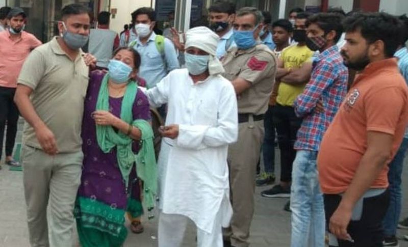 निकिता के पिता मूलचंद तोमर ने अपना दर्द बयां करते हुए कहा कि 'आज जो घटना हुई है उसमें कुछ गलती हमारी भी है। उन्होंन कहा कि साल 2018 में जब निकिता का अपहरण हुआ था तो हमने तौसीफ के परिवार के कहने पर समझौता कर लिया था। अगर उस दिन हमने जेल से नहीं छुड़ाया होता तो शायद आज हमारी बेटी जिंदा होती''। पिता ने कहा कि उस दौरान समझौता करने से ही आरोपी में इतनी हिम्मत आ गई। लेकिन क्या करते हमारे बड़े-बुजुर्गों की सलाह पर हमें बदनामी के डर से आरोपी से सुलह करनी पड़ी। हमको इस बात का बिल्कुल अंदाजा नहीं था कि उस दिन का समझौता ही दो साल बाद बेटी निकिता का मौत का कारण बन जाएगा।
