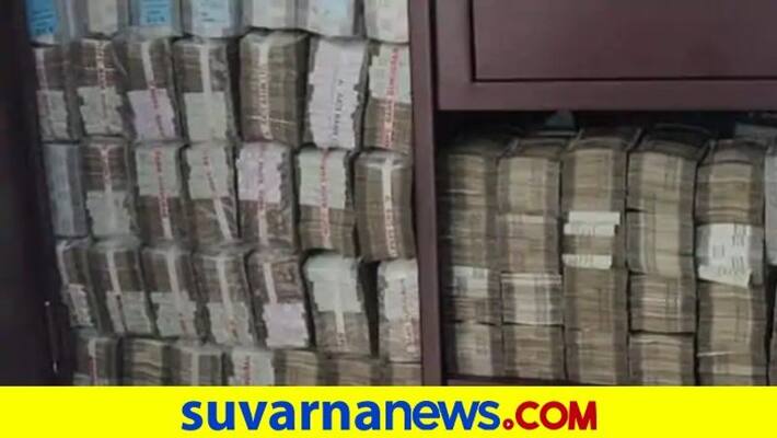 Rs 62 crore cash seized in IT raids on hawala operatives pod Rs 62 crore cash seized in IT raids on hawala operatives pod