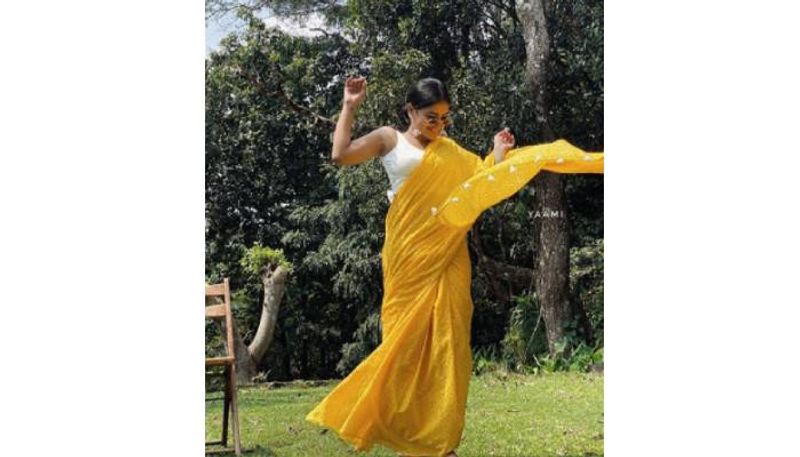 saniya iyappan in yellow saree