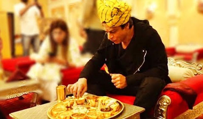 गौरतलब है कि शाहरुख खान ने दो सालों से एक भी फिल्मों में काम नहीं किया है। उन्हें आखिरी बार 2018 में रिलीज हुई फिल्म 'जीरो' में देखा गया था। हालांकि, ये फिल्म सिनेमाघरों और बॉक्स ऑफिस पर कुछ खास कमाल नहीं दिखा पाई थी। इसके बाद से उनकी एक भी फिल्म रिलीज नहीं हुई है। 