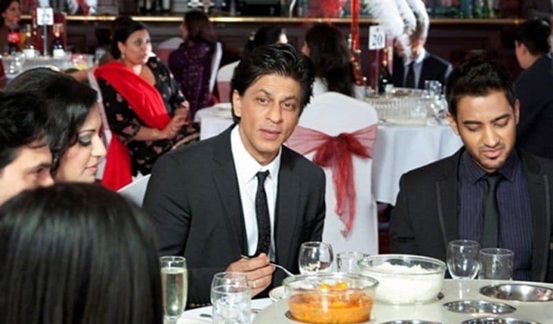 इस चिटचैट के दौरान एक यूजर ने शाहरुख खान से पूछा कि क्या नॉन-फेमस दोस्तों के साथ डिनर करने जाते हैं तो बिल बराबर में बांटते हैं या खुद पे करते हैं? इस पर एक्टर ने जवाब दिया, 'फेमस होने या ना होने से मतलब नहीं है, लेकिन बिल वही चुकाते हैं क्योंकि मैं पैसे लेकर नहीं चलता।'