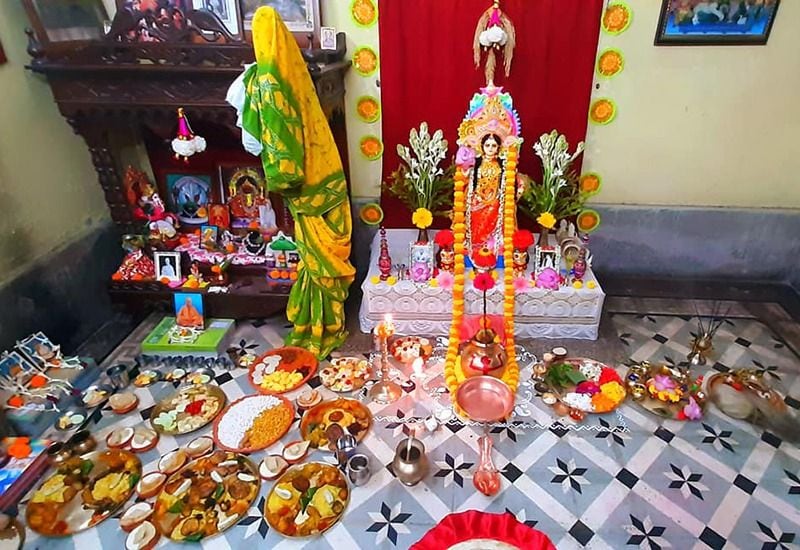 <p>ঘটের উপরে আমপল্লব নিয়ে উপরে একটি হরতকি রাখুন। </p>
