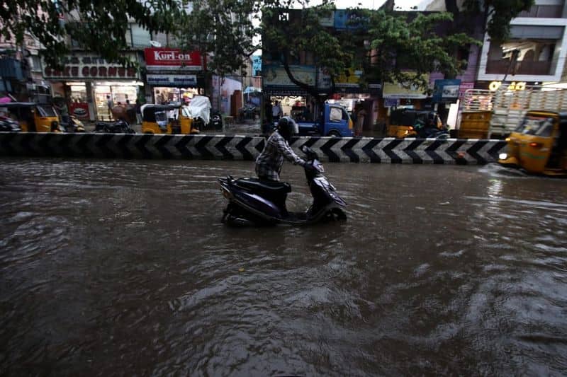 The rain that settled at dawn in Chennai ..! Residents of Chennai in fear.!