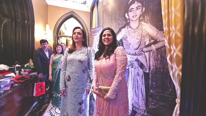 एक इवेंट में नीता अंबानी। अक्सर उन्हें बिजनेस, आर्ट और कल्चर से जुड़े इवेंट्स में इनवाइट किया जाता है।
