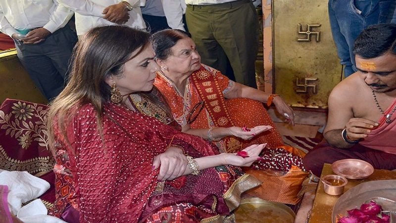 नीता अंबानी काफी धार्मिक प्रवृत्ति की महिला हैं। अंबानी फैमिली में अक्सर ही पूजा-पाठ के आयोजन होते रहते हैं। इस तस्वीर में नीता अंबानी अपनी सास कोकिलाबेन अंबानी के साथ पूजा में भाग लेती दिख रही हैं। 
