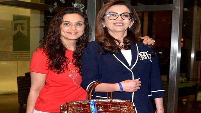 नीता अंबानी इंडियन प्रीमियर लीग (IPL) की टीम मुंबई इंडियन्स (Mumbai Indians) की ओनर हैं। आईपीएल से जुड़े एक इवेंट में वे एक फ्रेंड के साथ नजर आ रही हैं। नीता अंबानी ने जो हैंडबैग ले रखा है, उसकी कीमत लाखों में है। 