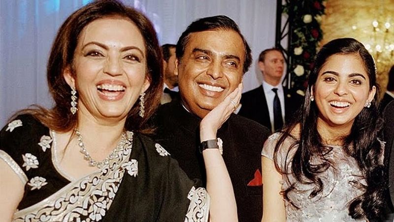 एक फंक्शन के दौरान पति मुकेश अंबानी और बेटी ईशा अंबानी के साथ नीता अंबानी की एक खास तस्वीर। इसमें उनका अंदाज बहुत ही प्यारा लग रहा है। 