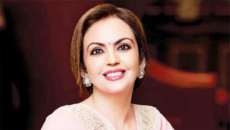 नीता अंबानी की एक मनमोहक तस्वीर। इसमें वे बेहद सिंपल नजर आ रही हैं, लेकिन सादगी में भी उनका सौंदर्य खिल उठा है। 
