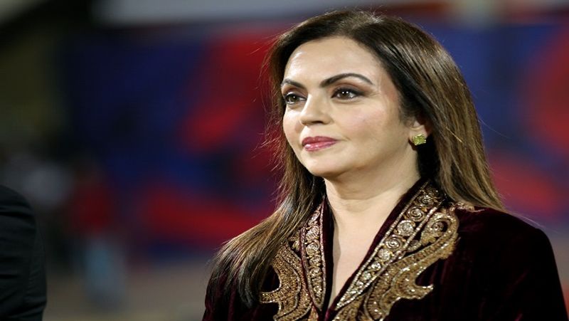 इस तस्वीर में भी नीता अंबानी की एजलेस और क्लासिक ब्यूटी दिखाई पड़ रही है। ब्लैक ड्रेस में वे बेहद ही सुंदर और अट्रैक्टिव नजर आ रही हैं। 