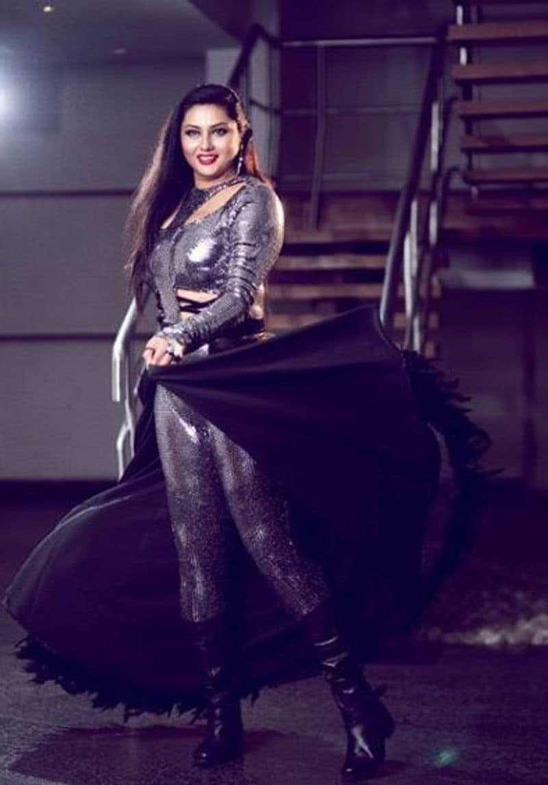netisons slams actress namitha hot dress photo shoot