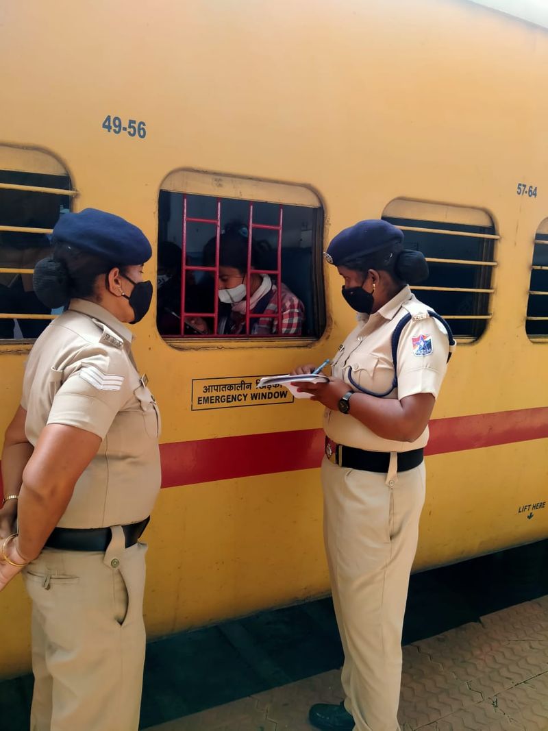 MySaheli Team Will Help to Female Passengers in Train grg