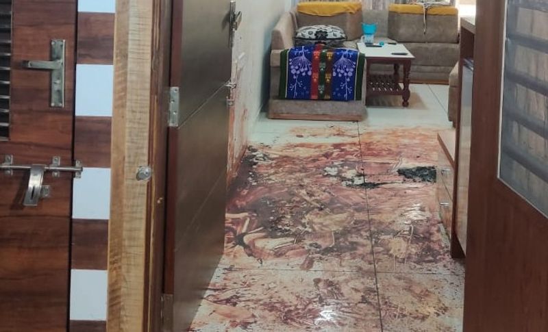 बता दें कि जिस वक्त निकिता ने सास रेखा की हत्या की उस वक्त पति दीपक पास के एक मंदिर गया था। इसी दौरान बहू और सार के बीच जमकर विवाद हो गया और यह लड़ाई खूनी जंग में कब तब्दील हो गई पता ही नहीं चला। जब दीपक अपन घर पहुंचा तो निकिता ने दरवाजा नहीं खोला तो उसके कुछ अनहोनी की शंका हुई और वह बलकनी से कूदकर अंदर चला गया। जहां उसको कमरे में खून ही खून दिखाई दिया और सामने मां की अधजली लाश पड़ी हुई थी। इसके बाद पुलिस को सूचित कर मौके पर बुलाया गया।