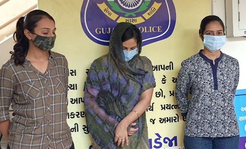 बता दें कि शादी के कुछ दिन बाद ही निकिता के अपने सगे ससुर के साथ अवैध संबंध बन गए थे। जहां दोनों अक्सर चोरी-छिपे फिजिकल रिलेशन बनाने लगे। इतना ही नहीं वह घर के अलावा शहर से बाहर होटल में भी जाने लगे। लेकिन कलंकित बहू का यह काम ज्यादा दिन तक सास की नजरों से छिप नहीं सका और सास को शक हो गया। 