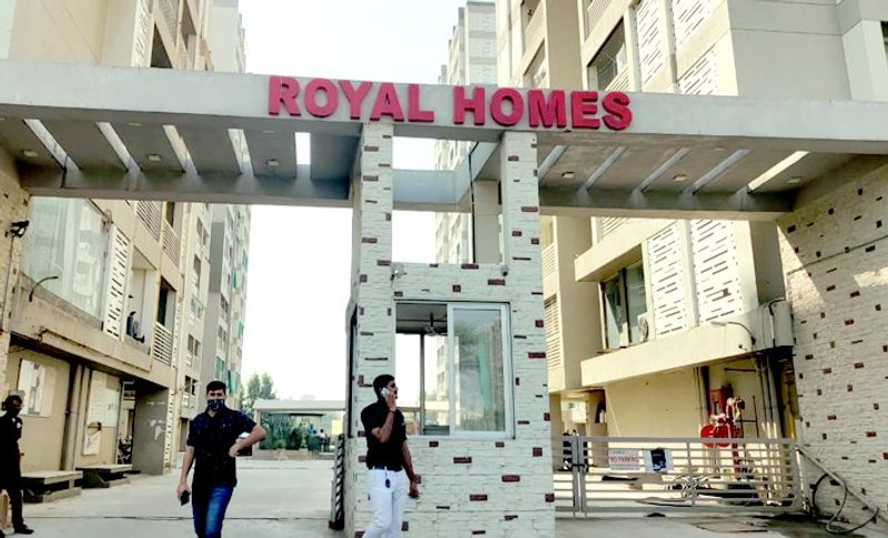 बता दें कि इसी रॉयल होम्स कॉलनी के एक फ्लैट में रहता है अग्रवाल परिवार। 
