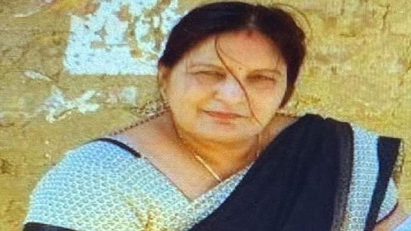 पुलिस जांच में सामने आया है कि निकिता के मोबाइल से पुलिस को एक मैसेज मिला है, जो उसके ससुर ने भेजा था। जिसमें लिखा है कि वह ''अभी दीपक यानि अपने पति से से दूर रहना''। यह संदेश ससुर के मोबाइल से 24 अक्टूबर को भेजा गया है। बता दें कि ससुर फिलहाल कोरोना के चलते अस्पताल में एडमिट है। सही होने के बाद पुलिस उससे पूछताछ करेगी। (मृतक सास रेखा अग्रवाल)
