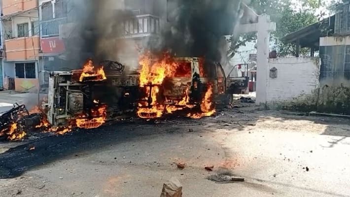 Violence erupted again over Munger incident, blew up several vehicles after SP office demolition, Election Commission removed DM-SP ASA Violence erupted again over Munger incident, blew up several vehicles after SP office demolition, Election Commission removed DM-SP ASA