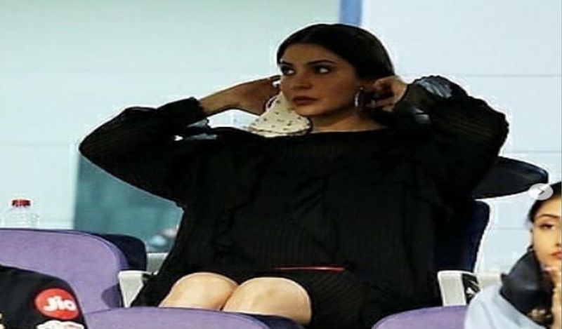 इस मैच को भी देखने के लिए अनुष्का शर्मा भी स्टेडियम पहुंची थी। काले रंग की ड्रेस में स्टेडियम में बैठी अनुष्का के चेहरे के ग्लो ने सभी का ध्यान खींचा। अब उनके चेहरे पर प्रेग्नेंसी वेट नजर आने लगा है। 