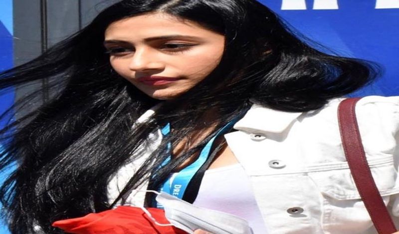 इससे पहले भी एक बार स्टेडियम में मास्क को मुंह पर लगाने की जगह हाथ में पकड़ने के कारण भी धनश्री ट्रोल हो चुकी हैं। इस बार फिर चहल की होने वाली बीवी मास्क की वजह से निशाने पर आ गई। 
